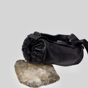 LOVA BAG Medium – czarna skórzana torebka na ramię